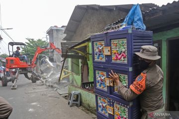 Penertiban bangunan liar di Depok