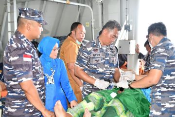 TNI AL gelar sunatan massal di atas KRI di Natuna