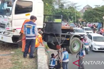Hindari mobil, truk kontainer tabrak pembatas jalan tol di Cakung