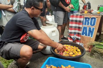 Masyarakat Gianyar dilatih membuat eco enzyme untuk cegah PMK