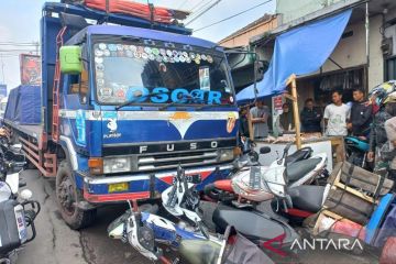 Belasan sepeda motor rusak dihantam truk hilang kendali