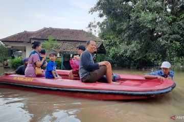 Sungai meluap, puluhan keluarga di Tangerang terisolasi akibat banjir