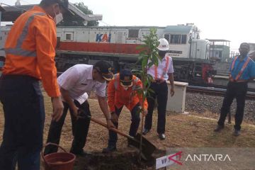 KAI Cirebon "hijaukan" seluruh stasiun dukung kualitas lingkungan