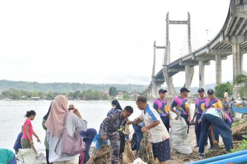 Lantamal IX bersihkan lima ton sampah dari Teluk Ambon