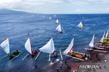 Lomba perahu layar di Selat Bali