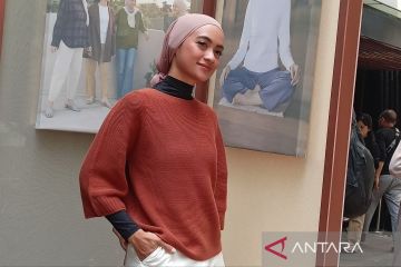 "Modest wear" sederhana dengan warna netral, busana favorit Ayudia C