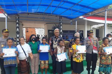 12 mama Papua terima surat keterangan melek aksara