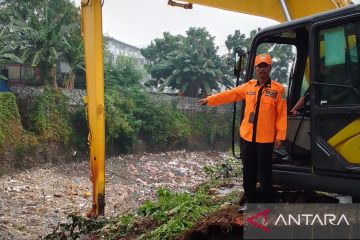 Pemkab Bekasi angkut 130 ton sampah sungai cegah banjir
