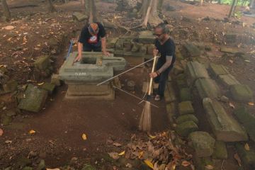 Merawat situs Candi Watu Genuk