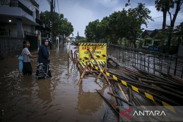 Perbaikan tanggul jebol tak kunjung selesai, Perumahan Pondok Maharta banjir lagi