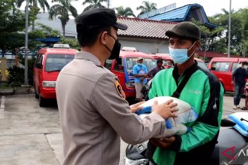 Pengemudi ojek daring di Muara Baru terima 10 kg beras dari polisi