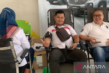 Pekerja industri otomotif Palembang gelar donor darah massal