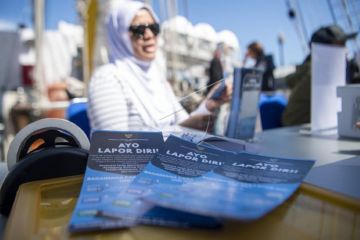 Pelayanan lapor diri KJRI Sydney di atas KRI Bima Suci