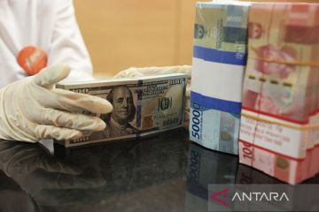 Rupiah melemah seiring jatuhnya rudal Rusia di Polandia