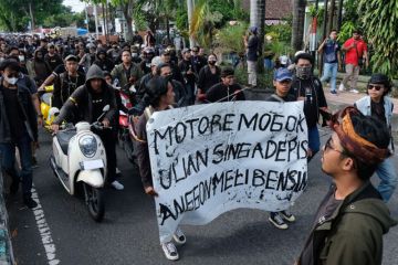 Aksi Mendorong Sepeda Motor Tolak Kenaikan Harga BBM
