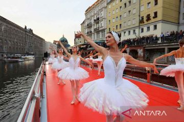 State Ballet Berlin menampilkan "From Berlin with love" di geladak kapal