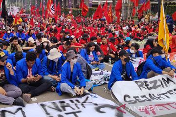 Buruh-mahasiswa padati Jalan Thamrin suarakan soal penyesuaian BBM