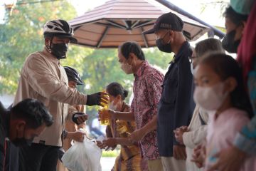 Wali Kota dan DPRD Madiun bagikan bansos sembako ke warga sasaran