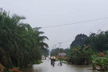 Akses jalan utama Kecamatan Belitang Sekadau terendam banjir
