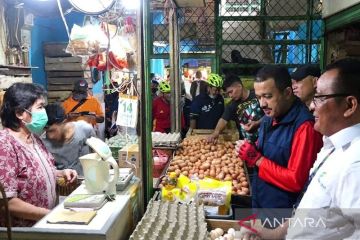 Harga telur ayam di Pasar Jatinegara turun