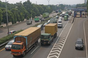 Hoaks! Mobil merah "ngumpet" di bawah truk, hindari polisi