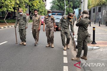 Satpol PP gelar operasi pembersihan ranjau paku di Matraman