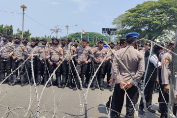 Demonstrasi BBM di Kantor Pemprov Lampung dikawal ketat