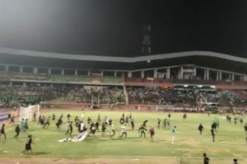 Bonek luapkan kemarahan gara-gara Persebaya kalah lagi