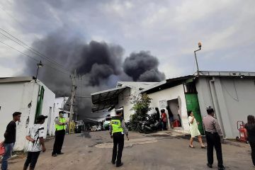 15 mobil damkar berjuang padamkan kebakaran pabrik kertas di Malang