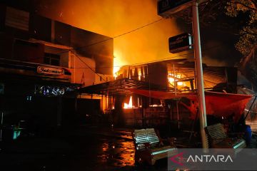 Gulkarmat Jakarta Timur padamkan kebakaran toko furnitur di Ciracas