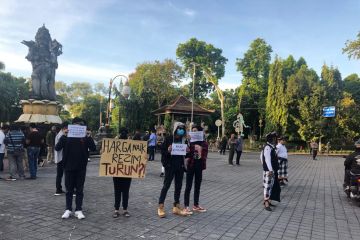 Polisi dan pecalang amankan aksi diam tolak kenaikan BBM di Bali