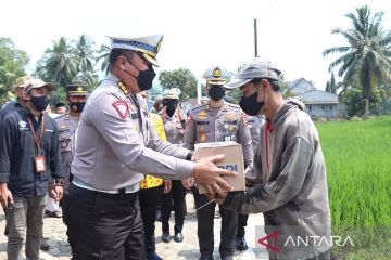 Korlantas bagikan ratusan paket sembako untuk buruh tani Pandeglang