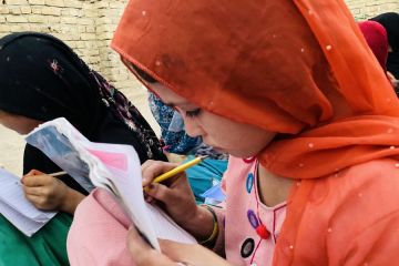 Menengok "kelas gratis" anak perempuan & laki-laki di Afghanistan