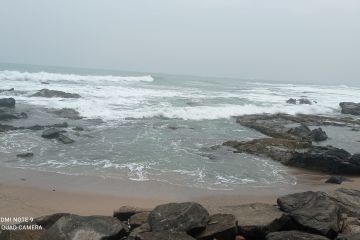 Wisatawan diimbau tidak berenang di pesisir selatan pantai Lebak