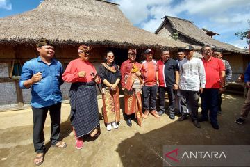 Hasto berkunjung ke Desa Sade, NTB dan kenakan pakaian adat