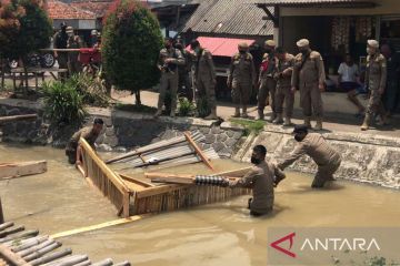 Satpol PP Bekasi bongkar bangunan liar lahan irigasi