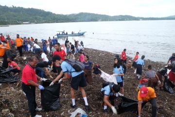 Komunitas lingkungan bersihkan 3.891 kg sampah di Pantai Passo Ambon