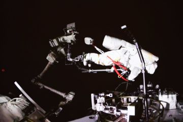 Astronaut Shenzhou-14 China rampungkan aktivitas luar wahana antariksa