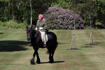 Gorbachev, Ratu Elizabeth II, dan kolonisasi