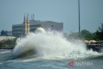 Masyarakat pesisir diimbau waspada gelombang tinggi hingga enam meter