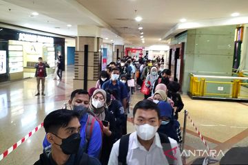 Warga padati bursa kerja di Mall Taman Palm Cengkareng