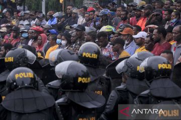 Pengamanan unjuk rasa pendukung Gubernur Papua Lukas Enembe