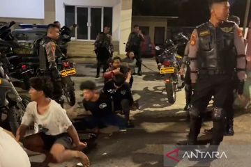 Polisi tangkap empat remaja bawa senjata tajam di Pondok Gede