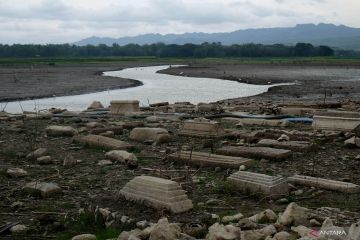 Kemarau singkap makam di Waduk Gajah Mungkur