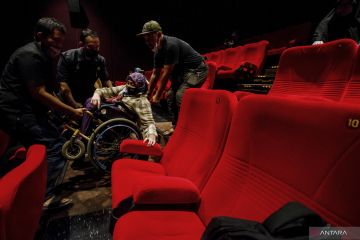 Penyandang disabilitas nonton bioskop