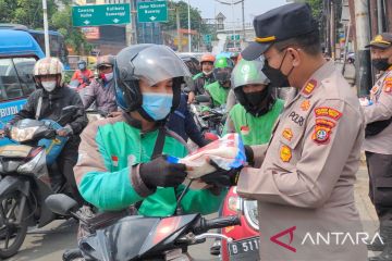 Polsek Jatinegara bagikan bantuan beras bagi warga