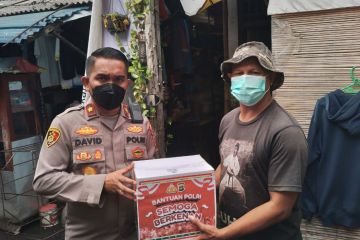 Polsek Pasar Minggu bagikan sembako ke warga terdampak kenaikan BBM