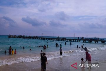 Ratusan warga Natuna ikuti tradisi mandi Safar di laut