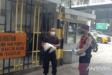 Polres Jakbar bagikan beras kepada ratusan warga di Daan Mogot