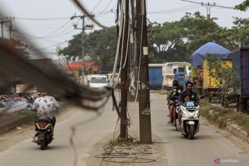 Tiang listrik di tengah jalan